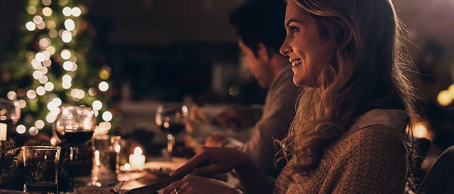 Gjest ved julebord i et stemningsfullt lokale