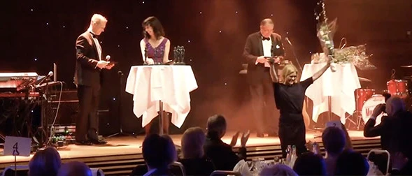 Underholdning på scenen under en samling