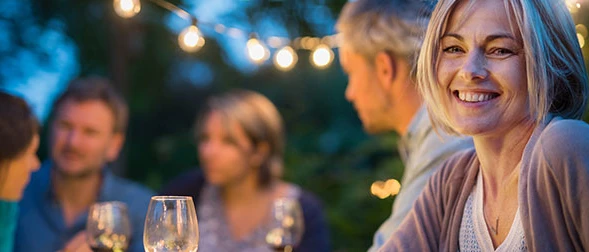 Gjester i samtale på en sommerfest