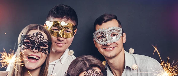 Festgjester med masker og stjerneskudd