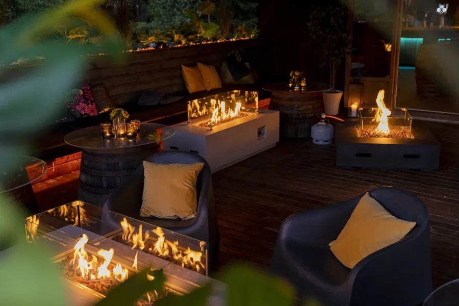 Sittegrupper og levende ild i Garden lounge på Skjetten