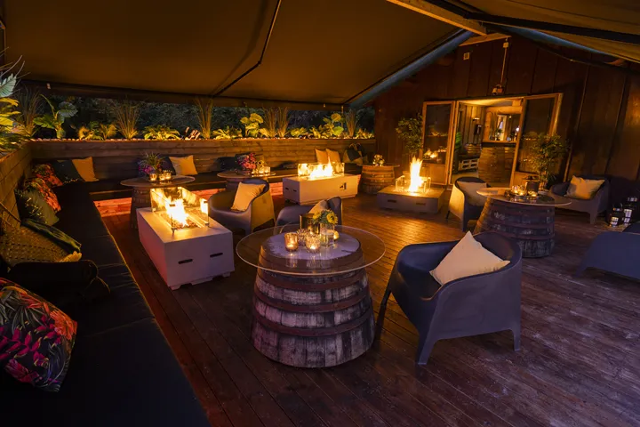 Sittegrupper og ildsteder under tak i Garden Lounge
