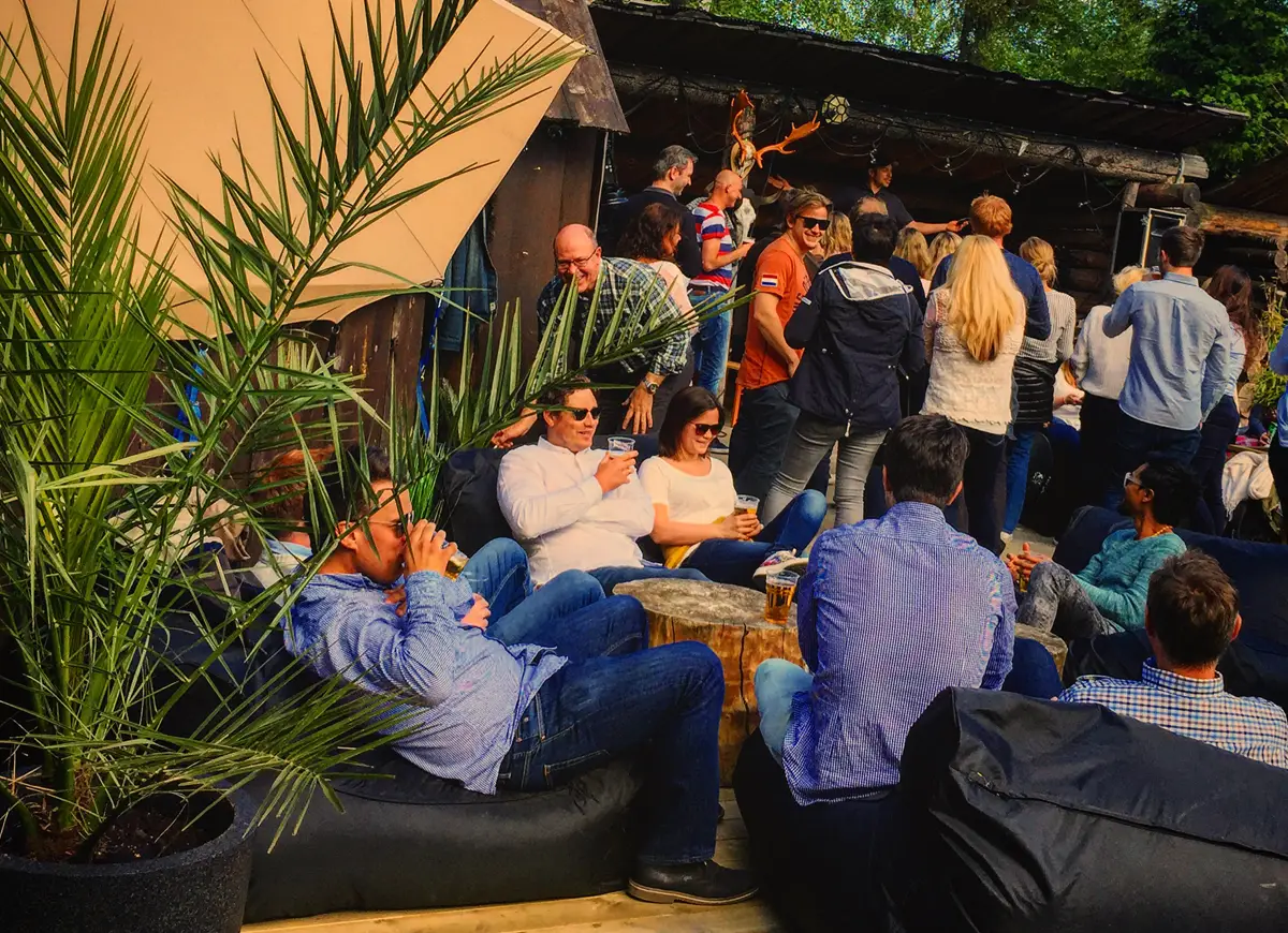 Gjester samlet i uteområdet ved Garden Lounge på Skjetten