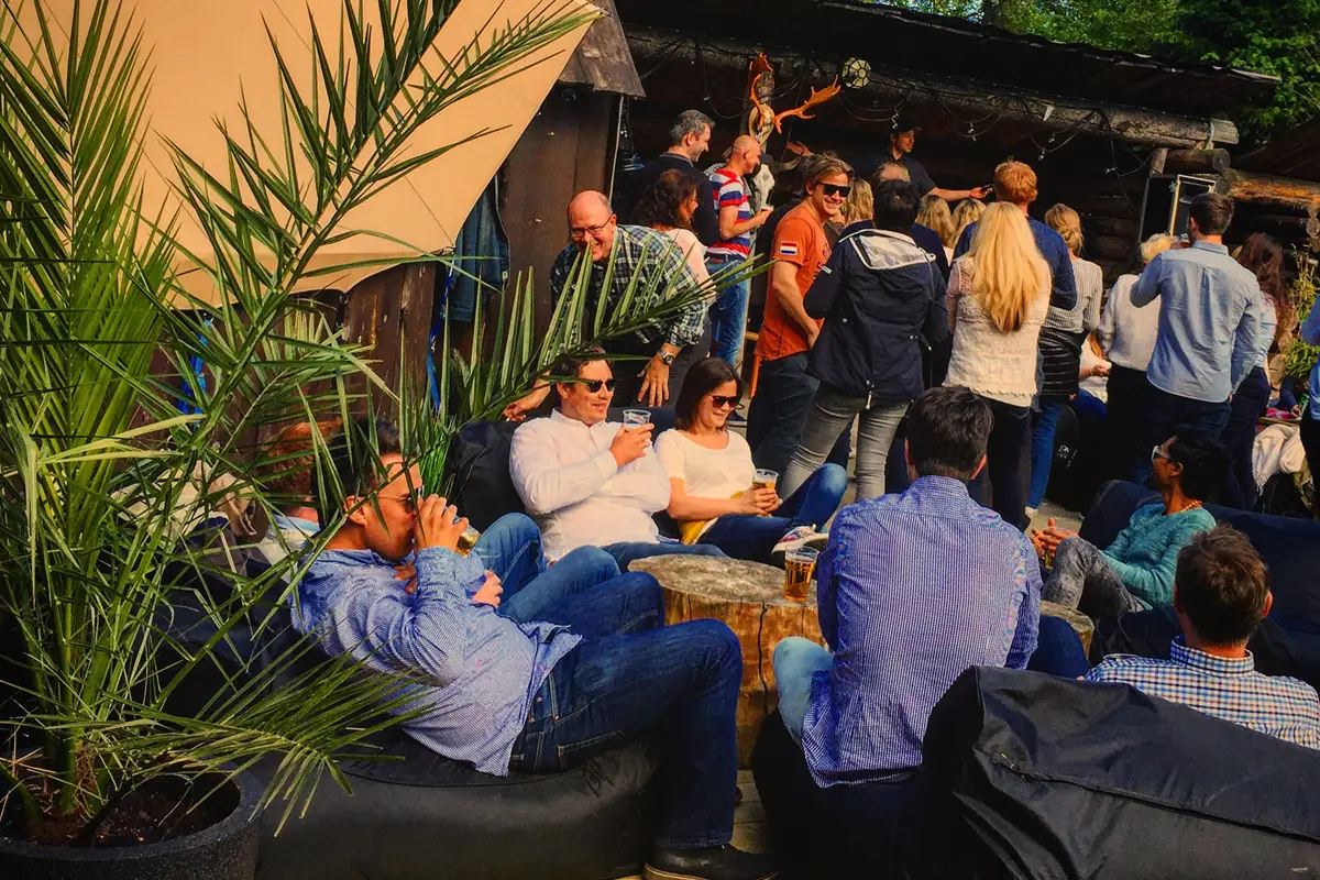 Gjester samlet i uteområdet ved Garden Lounge på Skjetten